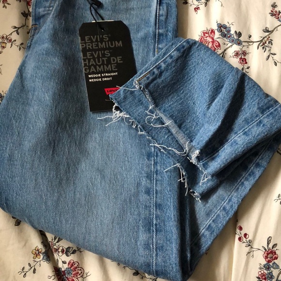 Aritzia Levi’s Wedgie Jeans - Picture 8 of 8